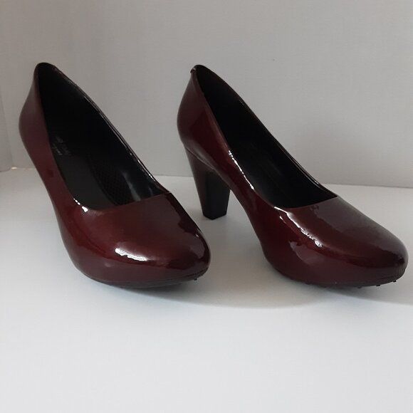 Easy Spirit Leather Pumps - Picture 2 of 3